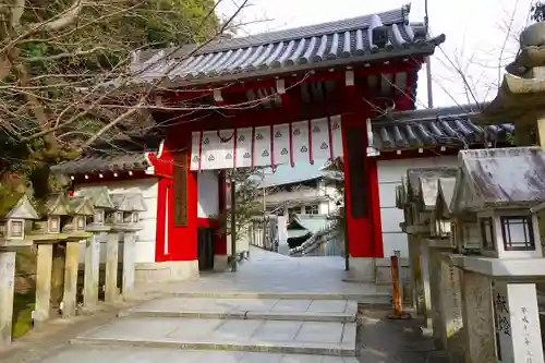 朝護孫子寺の山門