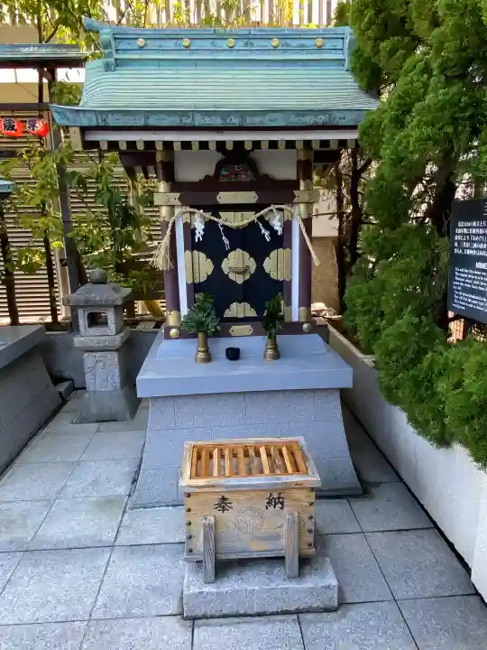 三囲神社銀座摂社の{uncategorized: "未分類", other: "その他", undefined: "問題あり", building: "その他建物", grave: "お墓", sacred_gate: "鳥居", guardian: "狛犬", statue: "像", buddha: "仏像", history: "歴史", nature: "自然", garden: "庭園", animal: "動物", pagoda: "塔", temizu: "手水舎", mountain_gate: "山門・神門", sanctuary: "本殿・本堂", subordinate: "末社・摂社", art: "芸術", scenery: "景色", jizo: "地蔵", ema: "絵馬", goshuin: "御朱印", omikuji: "おみくじ", items: "授与品その他", amulet: "お守り", goshuincho: "御朱印帳", eats: "食事", festival: "お祭り", votive_dance: "神楽", shichigosan: "七五三参", wedding: "結婚式", experience: "体験その他", initially: "初詣", around: "周辺", anti_infection: "感染症対策"}