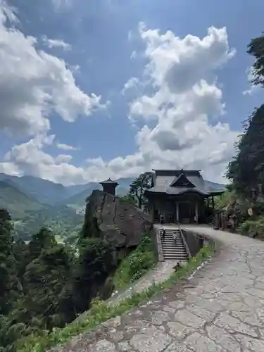 宝珠山 立石寺の本殿