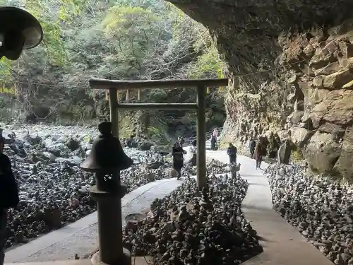 天安河原宮の{uncategorized: "未分類", other: "その他", undefined: "問題あり", building: "その他建物", grave: "お墓", sacred_gate: "鳥居", guardian: "狛犬", statue: "像", buddha: "仏像", history: "歴史", nature: "自然", garden: "庭園", animal: "動物", pagoda: "塔", temizu: "手水舎", mountain_gate: "山門・神門", sanctuary: "本殿・本堂", subordinate: "末社・摂社", art: "芸術", scenery: "景色", jizo: "地蔵", ema: "絵馬", goshuin: "御朱印", omikuji: "おみくじ", items: "授与品その他", amulet: "お守り", goshuincho: "御朱印帳", eats: "食事", festival: "お祭り", votive_dance: "神楽", shichigosan: "七五三参", wedding: "結婚式", experience: "体験その他", initially: "初詣", around: "周辺", anti_infection: "感染症対策"}