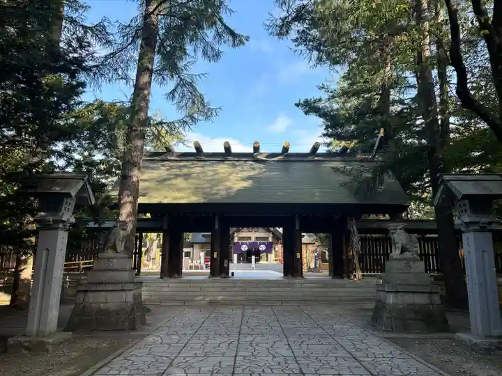帯廣神社の山門・神門