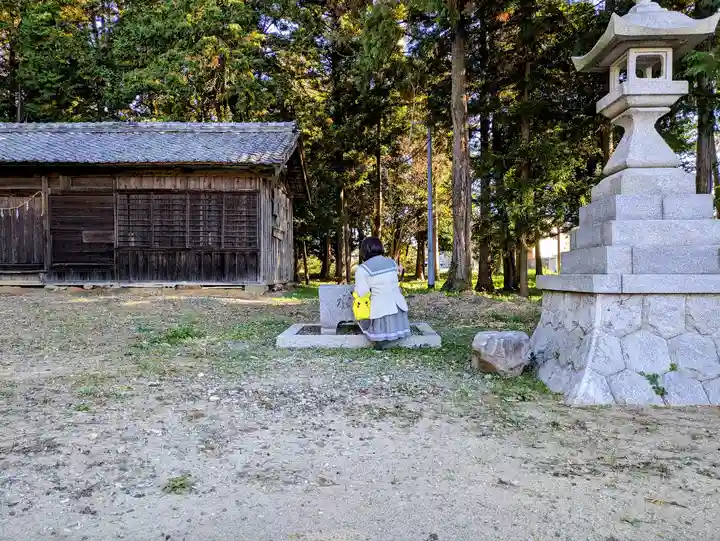 仲条新草社の手水舎