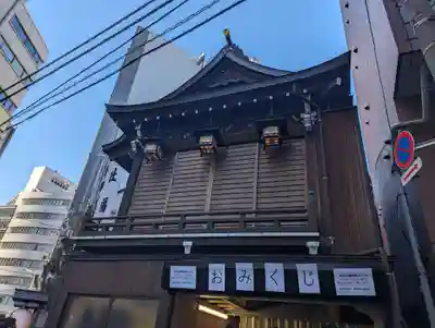 おみくじは横に廻ったところにありました。