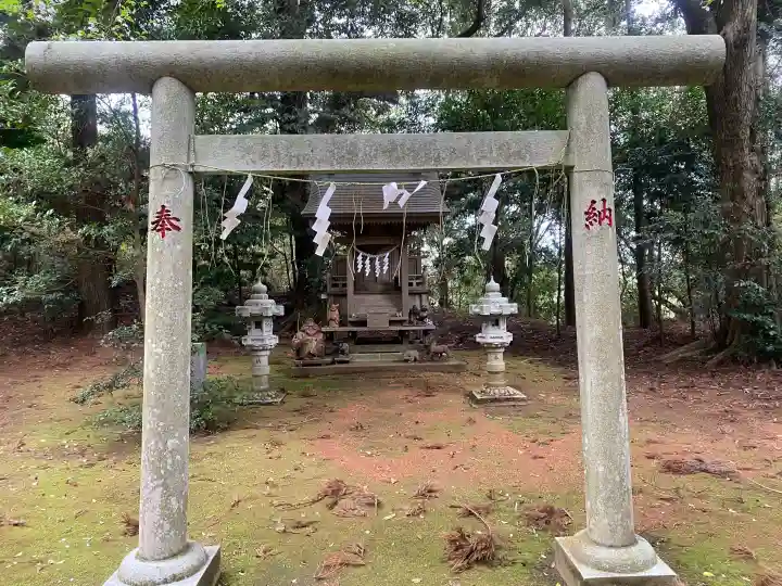 成田熊野神社の{uncategorized: "未分類", other: "その他", undefined: "問題あり", building: "その他建物", grave: "お墓", sacred_gate: "鳥居", guardian: "狛犬", statue: "像", buddha: "仏像", history: "歴史", nature: "自然", garden: "庭園", animal: "動物", pagoda: "塔", temizu: "手水舎", mountain_gate: "山門・神門", sanctuary: "本殿・本堂", subordinate: "末社・摂社", art: "芸術", scenery: "景色", jizo: "地蔵", ema: "絵馬", goshuin: "御朱印", omikuji: "おみくじ", items: "授与品その他", amulet: "お守り", goshuincho: "御朱印帳", eats: "食事", festival: "お祭り", votive_dance: "神楽", shichigosan: "七五三参", wedding: "結婚式", experience: "体験その他", initially: "初詣", around: "周辺", anti_infection: "感染症対策"}