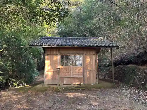 久多美神社の{uncategorized: "未分類", other: "その他", undefined: "問題あり", building: "その他建物", grave: "お墓", sacred_gate: "鳥居", guardian: "狛犬", statue: "像", buddha: "仏像", history: "歴史", nature: "自然", garden: "庭園", animal: "動物", pagoda: "塔", temizu: "手水舎", mountain_gate: "山門・神門", sanctuary: "本殿・本堂", subordinate: "末社・摂社", art: "芸術", scenery: "景色", jizo: "地蔵", ema: "絵馬", goshuin: "御朱印", omikuji: "おみくじ", items: "授与品その他", amulet: "お守り", goshuincho: "御朱印帳", eats: "食事", festival: "お祭り", votive_dance: "神楽", shichigosan: "七五三参", wedding: "結婚式", experience: "体験その他", initially: "初詣", around: "周辺", anti_infection: "感染症対策"}