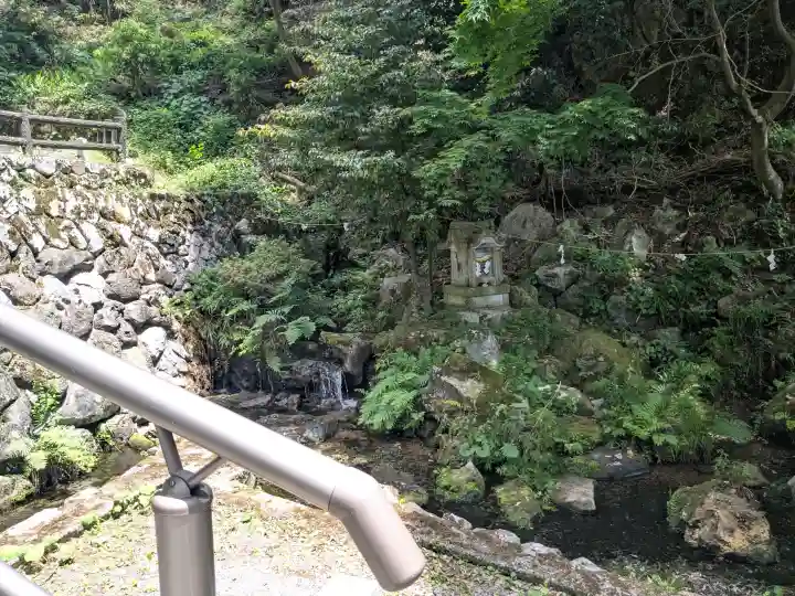 泉神社の{uncategorized: "未分類", other: "その他", undefined: "問題あり", building: "その他建物", grave: "お墓", sacred_gate: "鳥居", guardian: "狛犬", statue: "像", buddha: "仏像", history: "歴史", nature: "自然", garden: "庭園", animal: "動物", pagoda: "塔", temizu: "手水舎", mountain_gate: "山門・神門", sanctuary: "本殿・本堂", subordinate: "末社・摂社", art: "芸術", scenery: "景色", jizo: "地蔵", ema: "絵馬", goshuin: "御朱印", omikuji: "おみくじ", items: "授与品その他", amulet: "お守り", goshuincho: "御朱印帳", eats: "食事", festival: "お祭り", votive_dance: "神楽", shichigosan: "七五三参", wedding: "結婚式", experience: "体験その他", initially: "初詣", around: "周辺", anti_infection: "感染症対策"}