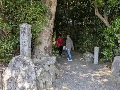 朽羅神社（皇大神宮摂社）の{uncategorized: "未分類", other: "その他", undefined: "問題あり", building: "その他建物", grave: "お墓", sacred_gate: "鳥居", guardian: "狛犬", statue: "像", buddha: "仏像", history: "歴史", nature: "自然", garden: "庭園", animal: "動物", pagoda: "塔", temizu: "手水舎", mountain_gate: "山門・神門", sanctuary: "本殿・本堂", subordinate: "末社・摂社", art: "芸術", scenery: "景色", jizo: "地蔵", ema: "絵馬", goshuin: "御朱印", omikuji: "おみくじ", items: "授与品その他", amulet: "お守り", goshuincho: "御朱印帳", eats: "食事", festival: "お祭り", votive_dance: "神楽", shichigosan: "七五三参", wedding: "結婚式", experience: "体験その他", initially: "初詣", around: "周辺", anti_infection: "感染症対策"}