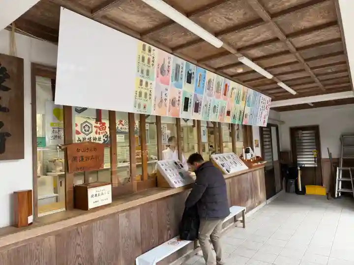 白山比咩神社の{uncategorized: "未分類", other: "その他", undefined: "問題あり", building: "その他建物", grave: "お墓", sacred_gate: "鳥居", guardian: "狛犬", statue: "像", buddha: "仏像", history: "歴史", nature: "自然", garden: "庭園", animal: "動物", pagoda: "塔", temizu: "手水舎", mountain_gate: "山門・神門", sanctuary: "本殿・本堂", subordinate: "末社・摂社", art: "芸術", scenery: "景色", jizo: "地蔵", ema: "絵馬", goshuin: "御朱印", omikuji: "おみくじ", items: "授与品その他", amulet: "お守り", goshuincho: "御朱印帳", eats: "食事", festival: "お祭り", votive_dance: "神楽", shichigosan: "七五三参", wedding: "結婚式", experience: "体験その他", initially: "初詣", around: "周辺", anti_infection: "感染症対策"}