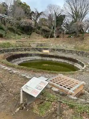 新田神社の{uncategorized: "未分類", other: "その他", undefined: "問題あり", building: "その他建物", grave: "お墓", sacred_gate: "鳥居", guardian: "狛犬", statue: "像", buddha: "仏像", history: "歴史", nature: "自然", garden: "庭園", animal: "動物", pagoda: "塔", temizu: "手水舎", mountain_gate: "山門・神門", sanctuary: "本殿・本堂", subordinate: "末社・摂社", art: "芸術", scenery: "景色", jizo: "地蔵", ema: "絵馬", goshuin: "御朱印", omikuji: "おみくじ", items: "授与品その他", amulet: "お守り", goshuincho: "御朱印帳", eats: "食事", festival: "お祭り", votive_dance: "神楽", shichigosan: "七五三参", wedding: "結婚式", experience: "体験その他", initially: "初詣", around: "周辺", anti_infection: "感染症対策"}