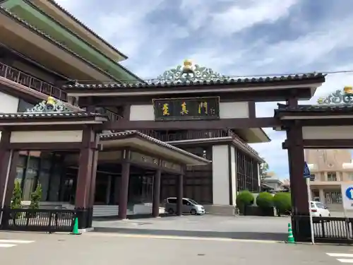 川崎大師（平間寺）の山門