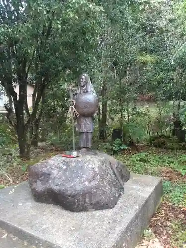 代々木神社の像