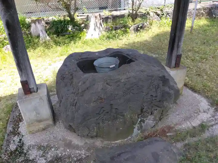 八幡社の{uncategorized: "未分類", other: "その他", undefined: "問題あり", building: "その他建物", grave: "お墓", sacred_gate: "鳥居", guardian: "狛犬", statue: "像", buddha: "仏像", history: "歴史", nature: "自然", garden: "庭園", animal: "動物", pagoda: "塔", temizu: "手水舎", mountain_gate: "山門・神門", sanctuary: "本殿・本堂", subordinate: "末社・摂社", art: "芸術", scenery: "景色", jizo: "地蔵", ema: "絵馬", goshuin: "御朱印", omikuji: "おみくじ", items: "授与品その他", amulet: "お守り", goshuincho: "御朱印帳", eats: "食事", festival: "お祭り", votive_dance: "神楽", shichigosan: "七五三参", wedding: "結婚式", experience: "体験その他", initially: "初詣", around: "周辺", anti_infection: "感染症対策"}