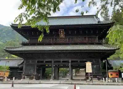 久遠寺三門(身延山仁王門)(山梨県)