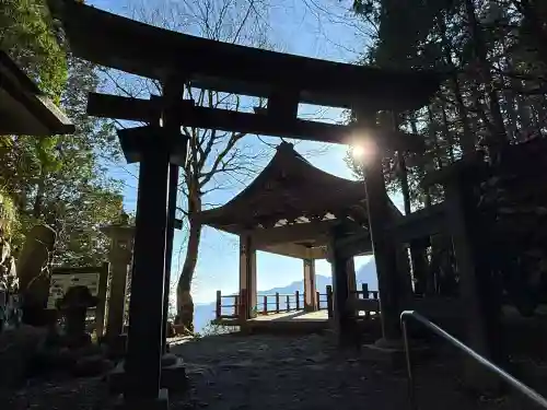 三峯神社の{uncategorized: "未分類", other: "その他", undefined: "問題あり", building: "その他建物", grave: "お墓", sacred_gate: "鳥居", guardian: "狛犬", statue: "像", buddha: "仏像", history: "歴史", nature: "自然", garden: "庭園", animal: "動物", pagoda: "塔", temizu: "手水舎", mountain_gate: "山門・神門", sanctuary: "本殿・本堂", subordinate: "末社・摂社", art: "芸術", scenery: "景色", jizo: "地蔵", ema: "絵馬", goshuin: "御朱印", omikuji: "おみくじ", items: "授与品その他", amulet: "お守り", goshuincho: "御朱印帳", eats: "食事", festival: "お祭り", votive_dance: "神楽", shichigosan: "七五三参", wedding: "結婚式", experience: "体験その他", initially: "初詣", around: "周辺", anti_infection: "感染症対策"}