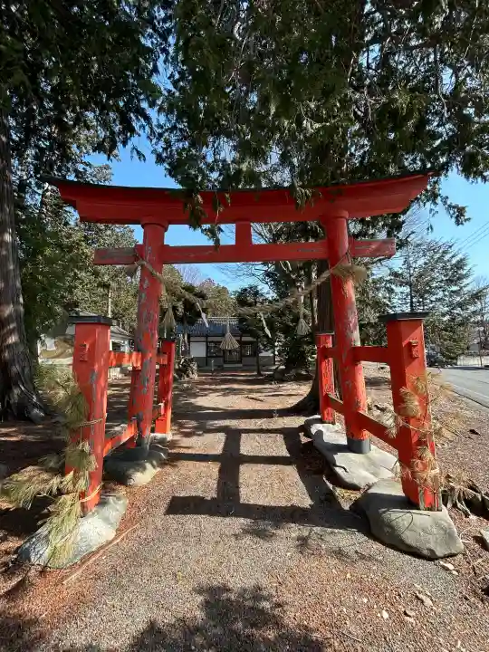諏訪神社の{uncategorized: "未分類", other: "その他", undefined: "問題あり", building: "その他建物", grave: "お墓", sacred_gate: "鳥居", guardian: "狛犬", statue: "像", buddha: "仏像", history: "歴史", nature: "自然", garden: "庭園", animal: "動物", pagoda: "塔", temizu: "手水舎", mountain_gate: "山門・神門", sanctuary: "本殿・本堂", subordinate: "末社・摂社", art: "芸術", scenery: "景色", jizo: "地蔵", ema: "絵馬", goshuin: "御朱印", omikuji: "おみくじ", items: "授与品その他", amulet: "お守り", goshuincho: "御朱印帳", eats: "食事", festival: "お祭り", votive_dance: "神楽", shichigosan: "七五三参", wedding: "結婚式", experience: "体験その他", initially: "初詣", around: "周辺", anti_infection: "感染症対策"}