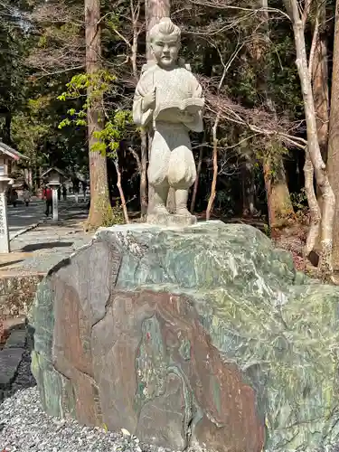 小國神社の像