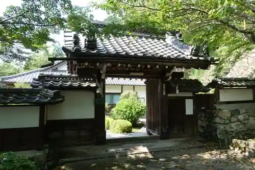 西教寺の山門