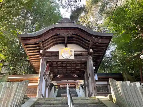 往馬坐伊古麻都比古神社の山門・神門