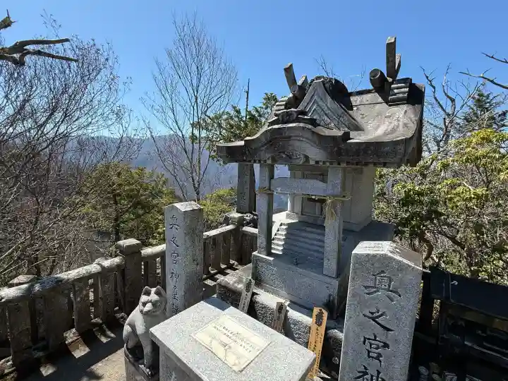 三峯神社奥宮の{uncategorized: "未分類", other: "その他", undefined: "問題あり", building: "その他建物", grave: "お墓", sacred_gate: "鳥居", guardian: "狛犬", statue: "像", buddha: "仏像", history: "歴史", nature: "自然", garden: "庭園", animal: "動物", pagoda: "塔", temizu: "手水舎", mountain_gate: "山門・神門", sanctuary: "本殿・本堂", subordinate: "末社・摂社", art: "芸術", scenery: "景色", jizo: "地蔵", ema: "絵馬", goshuin: "御朱印", omikuji: "おみくじ", items: "授与品その他", amulet: "お守り", goshuincho: "御朱印帳", eats: "食事", festival: "お祭り", votive_dance: "神楽", shichigosan: "七五三参", wedding: "結婚式", experience: "体験その他", initially: "初詣", around: "周辺", anti_infection: "感染症対策"}