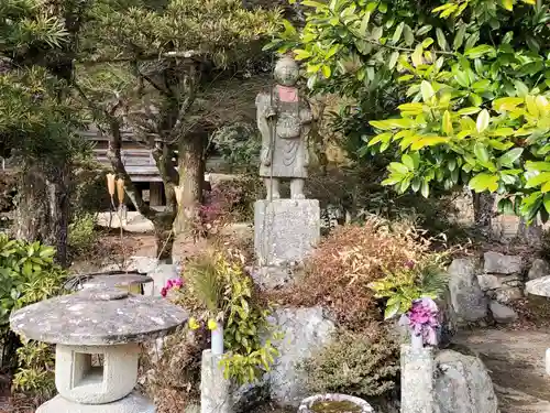 石峯寺の像