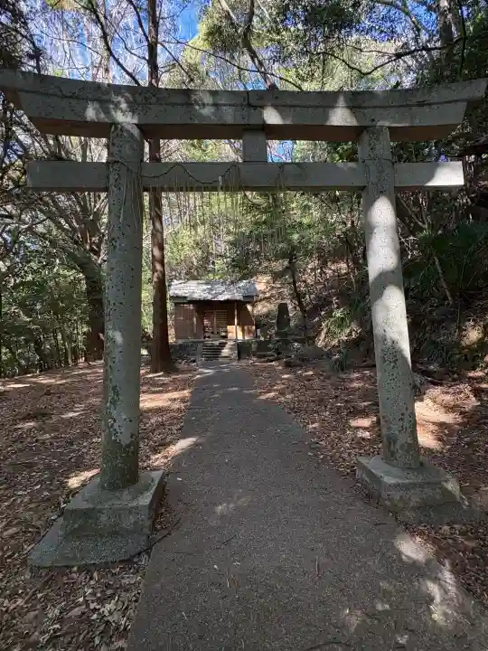熊野神社の{uncategorized: "未分類", other: "その他", undefined: "問題あり", building: "その他建物", grave: "お墓", sacred_gate: "鳥居", guardian: "狛犬", statue: "像", buddha: "仏像", history: "歴史", nature: "自然", garden: "庭園", animal: "動物", pagoda: "塔", temizu: "手水舎", mountain_gate: "山門・神門", sanctuary: "本殿・本堂", subordinate: "末社・摂社", art: "芸術", scenery: "景色", jizo: "地蔵", ema: "絵馬", goshuin: "御朱印", omikuji: "おみくじ", items: "授与品その他", amulet: "お守り", goshuincho: "御朱印帳", eats: "食事", festival: "お祭り", votive_dance: "神楽", shichigosan: "七五三参", wedding: "結婚式", experience: "体験その他", initially: "初詣", around: "周辺", anti_infection: "感染症対策"}