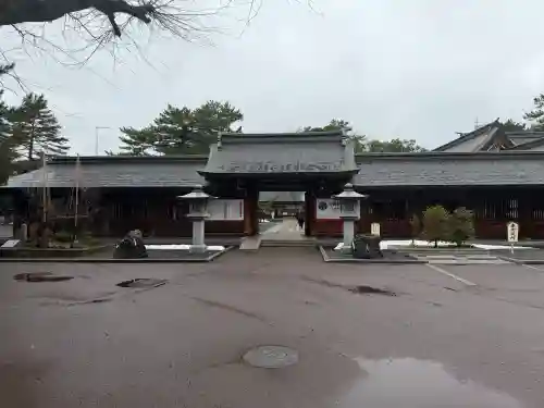氣比神宮の{uncategorized: "未分類", other: "その他", undefined: "問題あり", building: "その他建物", grave: "お墓", sacred_gate: "鳥居", guardian: "狛犬", statue: "像", buddha: "仏像", history: "歴史", nature: "自然", garden: "庭園", animal: "動物", pagoda: "塔", temizu: "手水舎", mountain_gate: "山門・神門", sanctuary: "本殿・本堂", subordinate: "末社・摂社", art: "芸術", scenery: "景色", jizo: "地蔵", ema: "絵馬", goshuin: "御朱印", omikuji: "おみくじ", items: "授与品その他", amulet: "お守り", goshuincho: "御朱印帳", eats: "食事", festival: "お祭り", votive_dance: "神楽", shichigosan: "七五三参", wedding: "結婚式", experience: "体験その他", initially: "初詣", around: "周辺", anti_infection: "感染症対策"}
