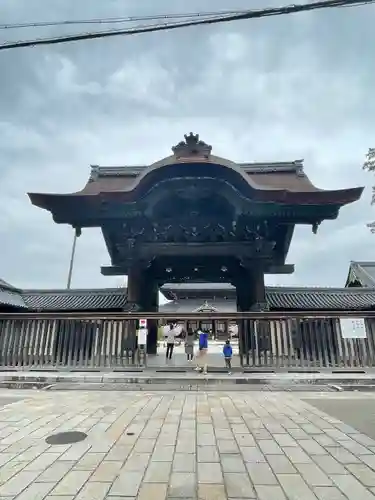 本山専修寺の山門・神門