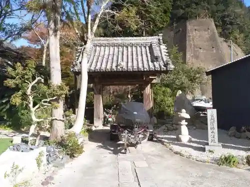 中之院（嵓窟山根本中院）の山門