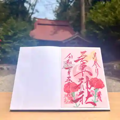 桃色の特別な和紙にカーネーションと金銀の蝶々をあしらい奉製致しました🦋
