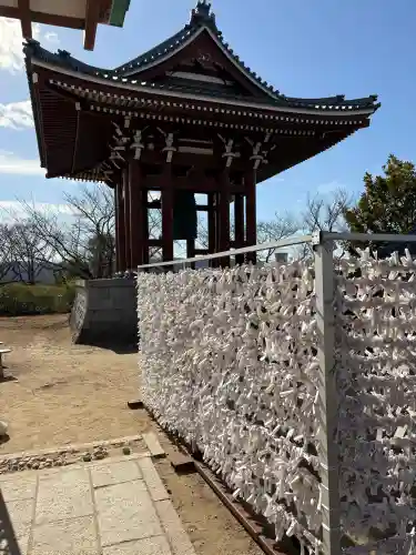 一畑山薬師寺 岡崎本堂の{uncategorized: "未分類", other: "その他", undefined: "問題あり", building: "その他建物", grave: "お墓", sacred_gate: "鳥居", guardian: "狛犬", statue: "像", buddha: "仏像", history: "歴史", nature: "自然", garden: "庭園", animal: "動物", pagoda: "塔", temizu: "手水舎", mountain_gate: "山門・神門", sanctuary: "本殿・本堂", subordinate: "末社・摂社", art: "芸術", scenery: "景色", jizo: "地蔵", ema: "絵馬", goshuin: "御朱印", omikuji: "おみくじ", items: "授与品その他", amulet: "お守り", goshuincho: "御朱印帳", eats: "食事", festival: "お祭り", votive_dance: "神楽", shichigosan: "七五三参", wedding: "結婚式", experience: "体験その他", initially: "初詣", around: "周辺", anti_infection: "感染症対策"}
