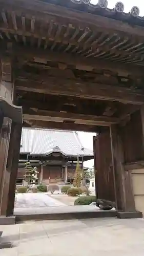 養行寺の山門