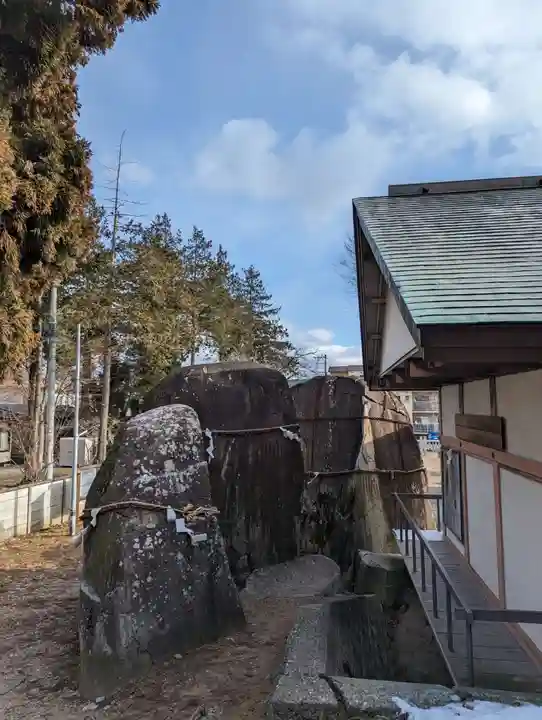 三ツ石神社(岩手県)
