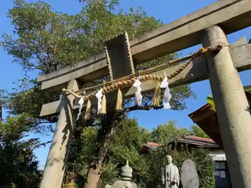 横浜御嶽神社の鳥居