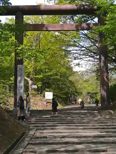 北海道神宮の{uncategorized: "未分類", other: "その他", undefined: "問題あり", building: "その他建物", grave: "お墓", sacred_gate: "鳥居", guardian: "狛犬", statue: "像", buddha: "仏像", history: "歴史", nature: "自然", garden: "庭園", animal: "動物", pagoda: "塔", temizu: "手水舎", mountain_gate: "山門・神門", sanctuary: "本殿・本堂", subordinate: "末社・摂社", art: "芸術", scenery: "景色", jizo: "地蔵", ema: "絵馬", goshuin: "御朱印", omikuji: "おみくじ", items: "授与品その他", amulet: "お守り", goshuincho: "御朱印帳", eats: "食事", festival: "お祭り", votive_dance: "神楽", shichigosan: "七五三参", wedding: "結婚式", experience: "体験その他", initially: "初詣", around: "周辺", anti_infection: "感染症対策"}