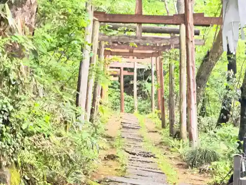 湯神社(彌彦神社末社)の{uncategorized: "未分類", other: "その他", undefined: "問題あり", building: "その他建物", grave: "お墓", sacred_gate: "鳥居", guardian: "狛犬", statue: "像", buddha: "仏像", history: "歴史", nature: "自然", garden: "庭園", animal: "動物", pagoda: "塔", temizu: "手水舎", mountain_gate: "山門・神門", sanctuary: "本殿・本堂", subordinate: "末社・摂社", art: "芸術", scenery: "景色", jizo: "地蔵", ema: "絵馬", goshuin: "御朱印", omikuji: "おみくじ", items: "授与品その他", amulet: "お守り", goshuincho: "御朱印帳", eats: "食事", festival: "お祭り", votive_dance: "神楽", shichigosan: "七五三参", wedding: "結婚式", experience: "体験その他", initially: "初詣", around: "周辺", anti_infection: "感染症対策"}