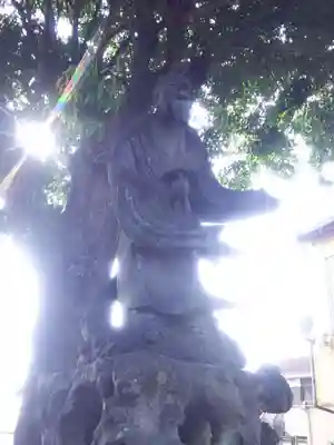須賀神社の像