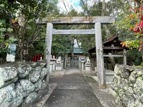 日保見山八幡宮の{uncategorized: "未分類", other: "その他", undefined: "問題あり", building: "その他建物", grave: "お墓", sacred_gate: "鳥居", guardian: "狛犬", statue: "像", buddha: "仏像", history: "歴史", nature: "自然", garden: "庭園", animal: "動物", pagoda: "塔", temizu: "手水舎", mountain_gate: "山門・神門", sanctuary: "本殿・本堂", subordinate: "末社・摂社", art: "芸術", scenery: "景色", jizo: "地蔵", ema: "絵馬", goshuin: "御朱印", omikuji: "おみくじ", items: "授与品その他", amulet: "お守り", goshuincho: "御朱印帳", eats: "食事", festival: "お祭り", votive_dance: "神楽", shichigosan: "七五三参", wedding: "結婚式", experience: "体験その他", initially: "初詣", around: "周辺", anti_infection: "感染症対策"}