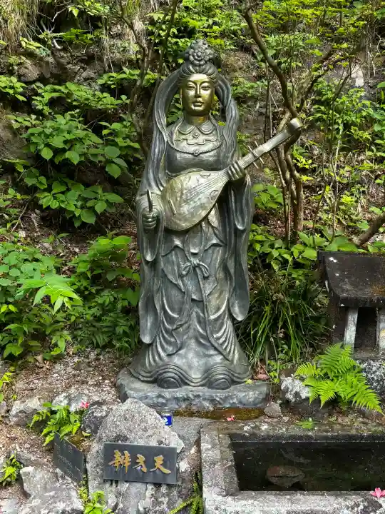 榛名神社の{uncategorized: "未分類", other: "その他", undefined: "問題あり", building: "その他建物", grave: "お墓", sacred_gate: "鳥居", guardian: "狛犬", statue: "像", buddha: "仏像", history: "歴史", nature: "自然", garden: "庭園", animal: "動物", pagoda: "塔", temizu: "手水舎", mountain_gate: "山門・神門", sanctuary: "本殿・本堂", subordinate: "末社・摂社", art: "芸術", scenery: "景色", jizo: "地蔵", ema: "絵馬", goshuin: "御朱印", omikuji: "おみくじ", items: "授与品その他", amulet: "お守り", goshuincho: "御朱印帳", eats: "食事", festival: "お祭り", votive_dance: "神楽", shichigosan: "七五三参", wedding: "結婚式", experience: "体験その他", initially: "初詣", around: "周辺", anti_infection: "感染症対策"}