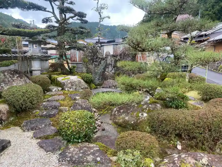 大義院の{uncategorized: "未分類", other: "その他", undefined: "問題あり", building: "その他建物", grave: "お墓", sacred_gate: "鳥居", guardian: "狛犬", statue: "像", buddha: "仏像", history: "歴史", nature: "自然", garden: "庭園", animal: "動物", pagoda: "塔", temizu: "手水舎", mountain_gate: "山門・神門", sanctuary: "本殿・本堂", subordinate: "末社・摂社", art: "芸術", scenery: "景色", jizo: "地蔵", ema: "絵馬", goshuin: "御朱印", omikuji: "おみくじ", items: "授与品その他", amulet: "お守り", goshuincho: "御朱印帳", eats: "食事", festival: "お祭り", votive_dance: "神楽", shichigosan: "七五三参", wedding: "結婚式", experience: "体験その他", initially: "初詣", around: "周辺", anti_infection: "感染症対策"}