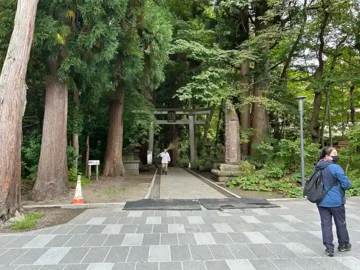 十和田神社の{uncategorized: "未分類", other: "その他", undefined: "問題あり", building: "その他建物", grave: "お墓", sacred_gate: "鳥居", guardian: "狛犬", statue: "像", buddha: "仏像", history: "歴史", nature: "自然", garden: "庭園", animal: "動物", pagoda: "塔", temizu: "手水舎", mountain_gate: "山門・神門", sanctuary: "本殿・本堂", subordinate: "末社・摂社", art: "芸術", scenery: "景色", jizo: "地蔵", ema: "絵馬", goshuin: "御朱印", omikuji: "おみくじ", items: "授与品その他", amulet: "お守り", goshuincho: "御朱印帳", eats: "食事", festival: "お祭り", votive_dance: "神楽", shichigosan: "七五三参", wedding: "結婚式", experience: "体験その他", initially: "初詣", around: "周辺", anti_infection: "感染症対策"}