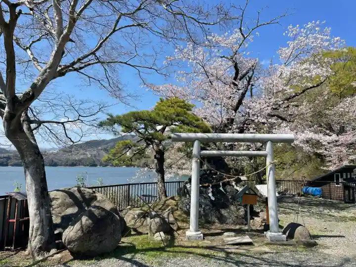 御供岩の{uncategorized: "未分類", other: "その他", undefined: "問題あり", building: "その他建物", grave: "お墓", sacred_gate: "鳥居", guardian: "狛犬", statue: "像", buddha: "仏像", history: "歴史", nature: "自然", garden: "庭園", animal: "動物", pagoda: "塔", temizu: "手水舎", mountain_gate: "山門・神門", sanctuary: "本殿・本堂", subordinate: "末社・摂社", art: "芸術", scenery: "景色", jizo: "地蔵", ema: "絵馬", goshuin: "御朱印", omikuji: "おみくじ", items: "授与品その他", amulet: "お守り", goshuincho: "御朱印帳", eats: "食事", festival: "お祭り", votive_dance: "神楽", shichigosan: "七五三参", wedding: "結婚式", experience: "体験その他", initially: "初詣", around: "周辺", anti_infection: "感染症対策"}