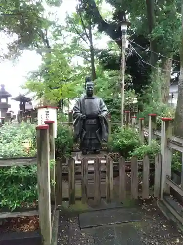 調神社の像