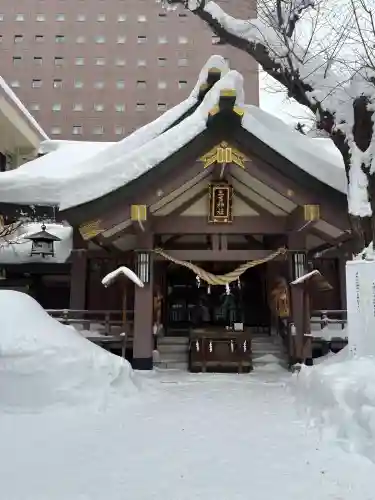 三吉神社の{uncategorized: "未分類", other: "その他", undefined: "問題あり", building: "その他建物", grave: "お墓", sacred_gate: "鳥居", guardian: "狛犬", statue: "像", buddha: "仏像", history: "歴史", nature: "自然", garden: "庭園", animal: "動物", pagoda: "塔", temizu: "手水舎", mountain_gate: "山門・神門", sanctuary: "本殿・本堂", subordinate: "末社・摂社", art: "芸術", scenery: "景色", jizo: "地蔵", ema: "絵馬", goshuin: "御朱印", omikuji: "おみくじ", items: "授与品その他", amulet: "お守り", goshuincho: "御朱印帳", eats: "食事", festival: "お祭り", votive_dance: "神楽", shichigosan: "七五三参", wedding: "結婚式", experience: "体験その他", initially: "初詣", around: "周辺", anti_infection: "感染症対策"}