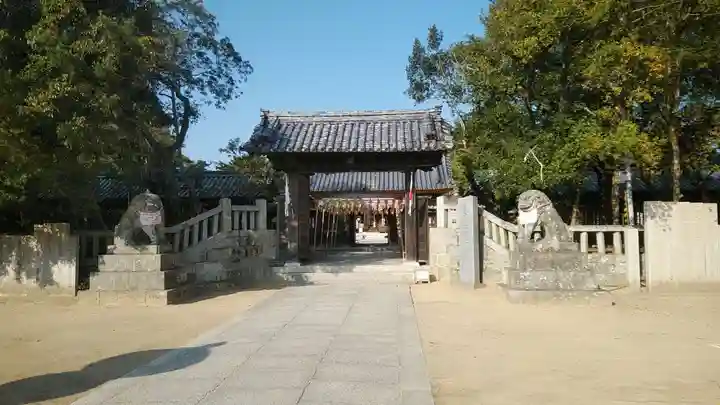 白鳥神社の山門・神門