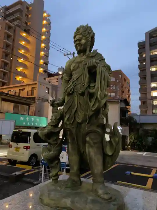 大光不動堂の像