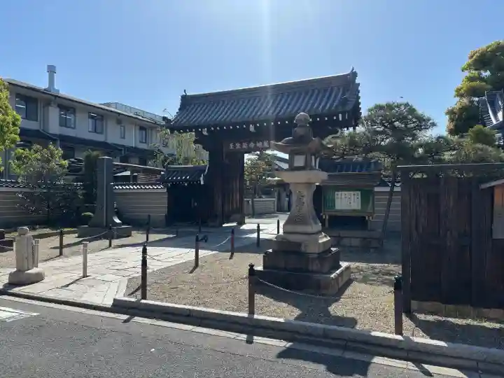 壬生寺の{uncategorized: "未分類", other: "その他", undefined: "問題あり", building: "その他建物", grave: "お墓", sacred_gate: "鳥居", guardian: "狛犬", statue: "像", buddha: "仏像", history: "歴史", nature: "自然", garden: "庭園", animal: "動物", pagoda: "塔", temizu: "手水舎", mountain_gate: "山門・神門", sanctuary: "本殿・本堂", subordinate: "末社・摂社", art: "芸術", scenery: "景色", jizo: "地蔵", ema: "絵馬", goshuin: "御朱印", omikuji: "おみくじ", items: "授与品その他", amulet: "お守り", goshuincho: "御朱印帳", eats: "食事", festival: "お祭り", votive_dance: "神楽", shichigosan: "七五三参", wedding: "結婚式", experience: "体験その他", initially: "初詣", around: "周辺", anti_infection: "感染症対策"}