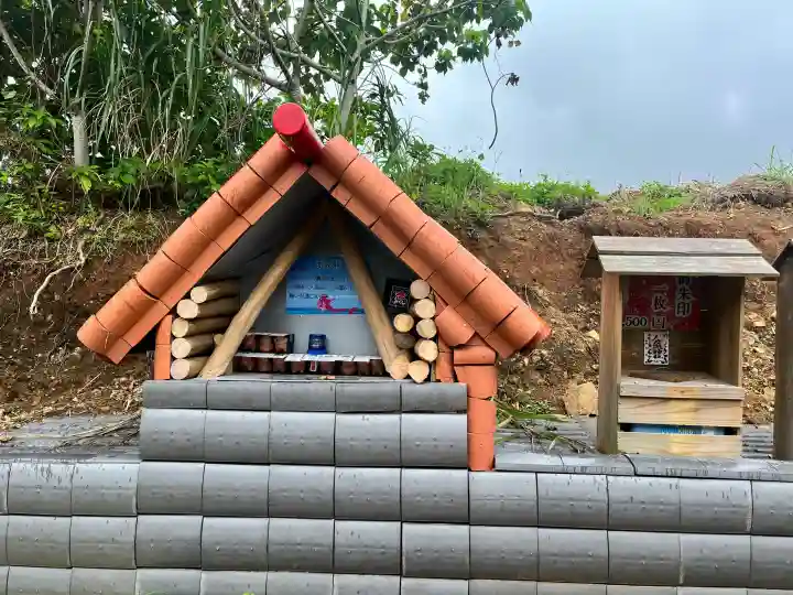 人魚神社の{uncategorized: "未分類", other: "その他", undefined: "問題あり", building: "その他建物", grave: "お墓", sacred_gate: "鳥居", guardian: "狛犬", statue: "像", buddha: "仏像", history: "歴史", nature: "自然", garden: "庭園", animal: "動物", pagoda: "塔", temizu: "手水舎", mountain_gate: "山門・神門", sanctuary: "本殿・本堂", subordinate: "末社・摂社", art: "芸術", scenery: "景色", jizo: "地蔵", ema: "絵馬", goshuin: "御朱印", omikuji: "おみくじ", items: "授与品その他", amulet: "お守り", goshuincho: "御朱印帳", eats: "食事", festival: "お祭り", votive_dance: "神楽", shichigosan: "七五三参", wedding: "結婚式", experience: "体験その他", initially: "初詣", around: "周辺", anti_infection: "感染症対策"}