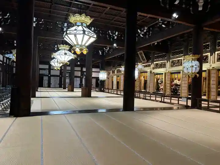 本願寺(西本願寺)の{uncategorized: "未分類", other: "その他", undefined: "問題あり", building: "その他建物", grave: "お墓", sacred_gate: "鳥居", guardian: "狛犬", statue: "像", buddha: "仏像", history: "歴史", nature: "自然", garden: "庭園", animal: "動物", pagoda: "塔", temizu: "手水舎", mountain_gate: "山門・神門", sanctuary: "本殿・本堂", subordinate: "末社・摂社", art: "芸術", scenery: "景色", jizo: "地蔵", ema: "絵馬", goshuin: "御朱印", omikuji: "おみくじ", items: "授与品その他", amulet: "お守り", goshuincho: "御朱印帳", eats: "食事", festival: "お祭り", votive_dance: "神楽", shichigosan: "七五三参", wedding: "結婚式", experience: "体験その他", initially: "初詣", around: "周辺", anti_infection: "感染症対策"}