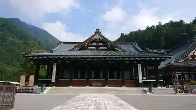久遠寺の本殿・本堂