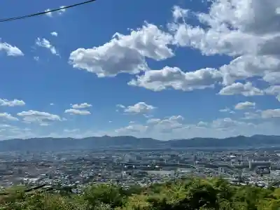 伏見稲荷大社　御膳谷奉拝所の{uncategorized: "未分類", other: "その他", undefined: "問題あり", building: "その他建物", grave: "お墓", sacred_gate: "鳥居", guardian: "狛犬", statue: "像", buddha: "仏像", history: "歴史", nature: "自然", garden: "庭園", animal: "動物", pagoda: "塔", temizu: "手水舎", mountain_gate: "山門・神門", sanctuary: "本殿・本堂", subordinate: "末社・摂社", art: "芸術", scenery: "景色", jizo: "地蔵", ema: "絵馬", goshuin: "御朱印", omikuji: "おみくじ", items: "授与品その他", amulet: "お守り", goshuincho: "御朱印帳", eats: "食事", festival: "お祭り", votive_dance: "神楽", shichigosan: "七五三参", wedding: "結婚式", experience: "体験その他", initially: "初詣", around: "周辺", anti_infection: "感染症対策"}